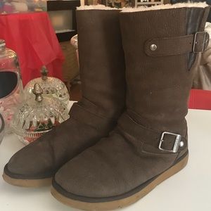 Brown Kensington Uggs size 9.